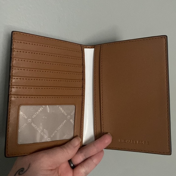 Michael Kors Signature logo passport wallet - Picture 2 of 4